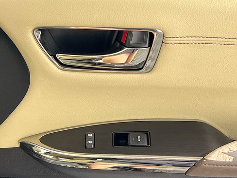 Used 2014 Toyota Avalon Limited image 32