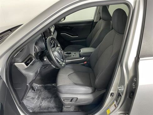 Certified 2023 Toyota Highlander L image 9