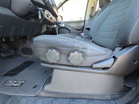 Used 2018 Nissan Frontier PRO-4X image 19