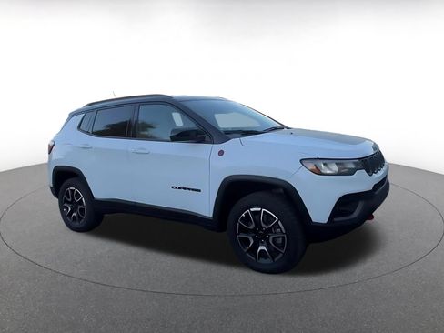 Used 2025 Jeep Compass Trailhawk AWD/4WD image 2