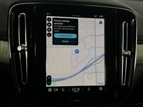 Used 2025 Volvo XC40 B5 Plus image 16