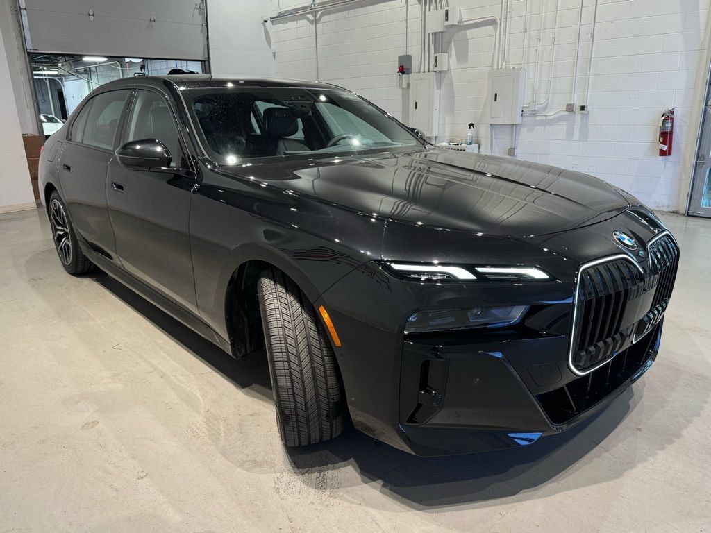 Used 2025 BMW 760i xDrive AWD/4WD image 3