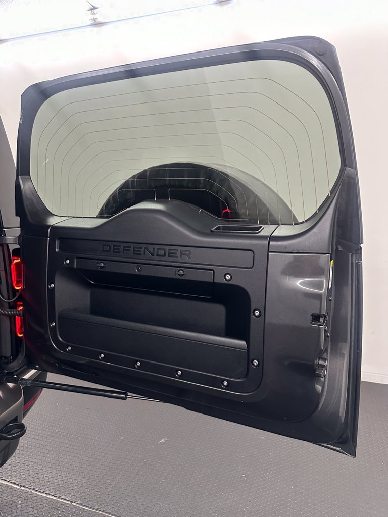 Used 2024 Land Rover Defender 130 X-Dynamic SE AWD/4WD image 32