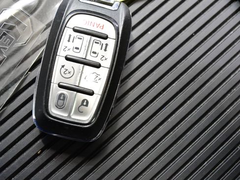 Used 2023 Chrysler Pacifica Limited FWD image 35
