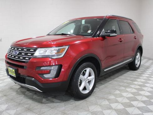 Used 2017 Ford Explorer XLT w/ Equipment Group 202A AWD/4WD image 7