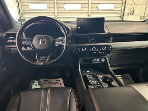 Used 2025 Honda Pilot TrailSport image 4