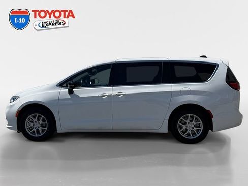 Used 2025 Chrysler Pacifica Select FWD image 2