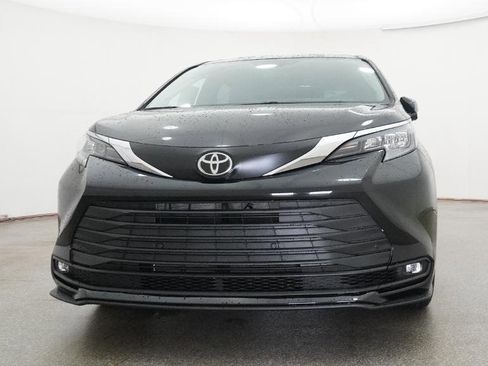 New 2026 Toyota Sienna XLE FWD image 5