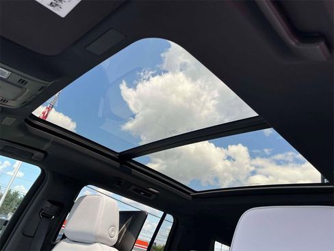 Used 2025 Chevrolet Suburban Premier image 38