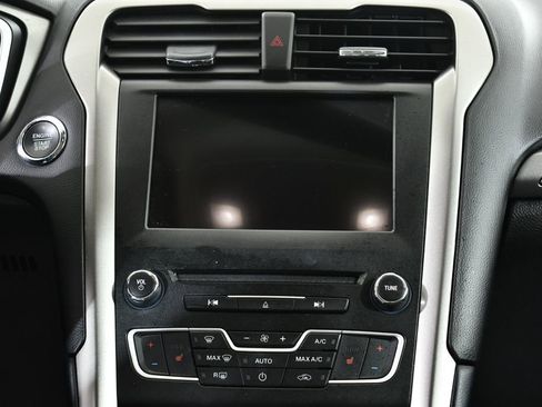 Used 2017 Ford Fusion SE w/ Fusion SE Technology Package image 9