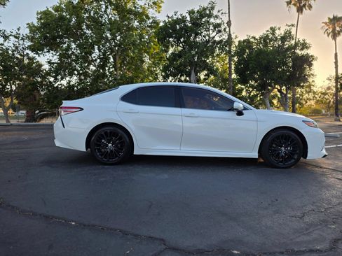 Used 2019 Toyota Camry SE FWD image 2