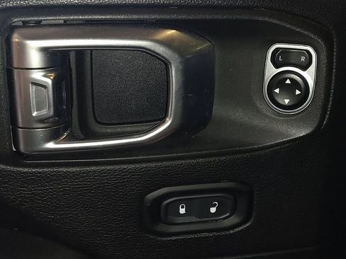 Used 2019 Jeep Wrangler Unlimited Sahara AWD/4WD image 27