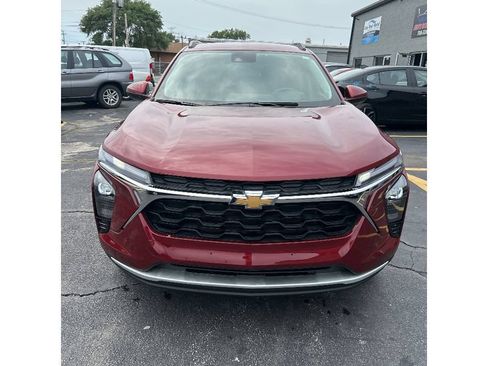 Used 2025 Chevrolet Trax LT FWD image 2
