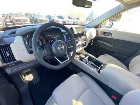 New 2025 Nissan Pathfinder SL image 13