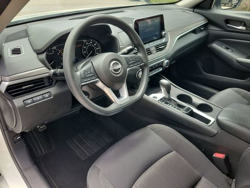 Used 2025 Nissan Altima 2.5 SV FWD image 14