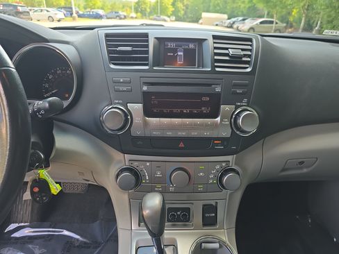 Used 2011 Toyota Highlander SE w/ Tow Pkg FWD image 21