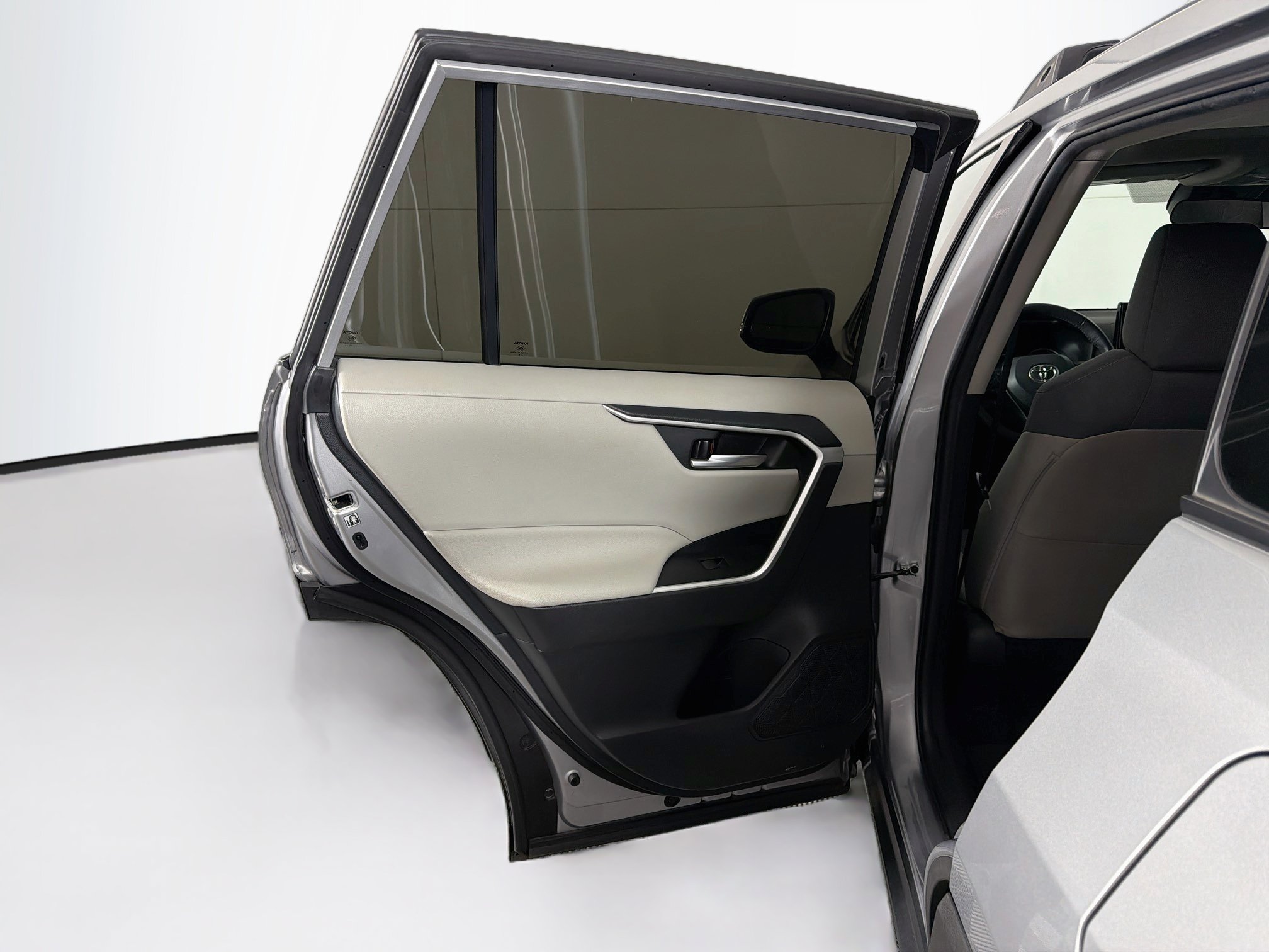 Used 2020 Toyota RAV4 XLE w/ Convenience Package FWD image 27