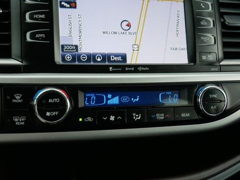 Used 2017 Toyota Highlander XLE w/ Carpet Mat Package AWD/4WD image 23