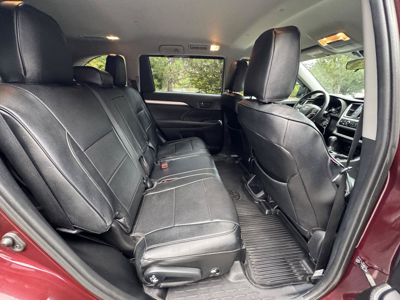Used 2019 Toyota Highlander LE AWD/4WD image 12
