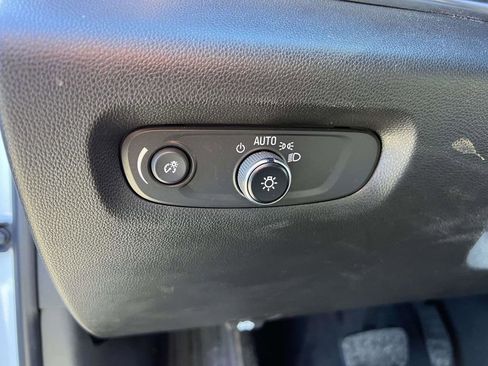 Used 2023 Chevrolet Traverse LT image 21