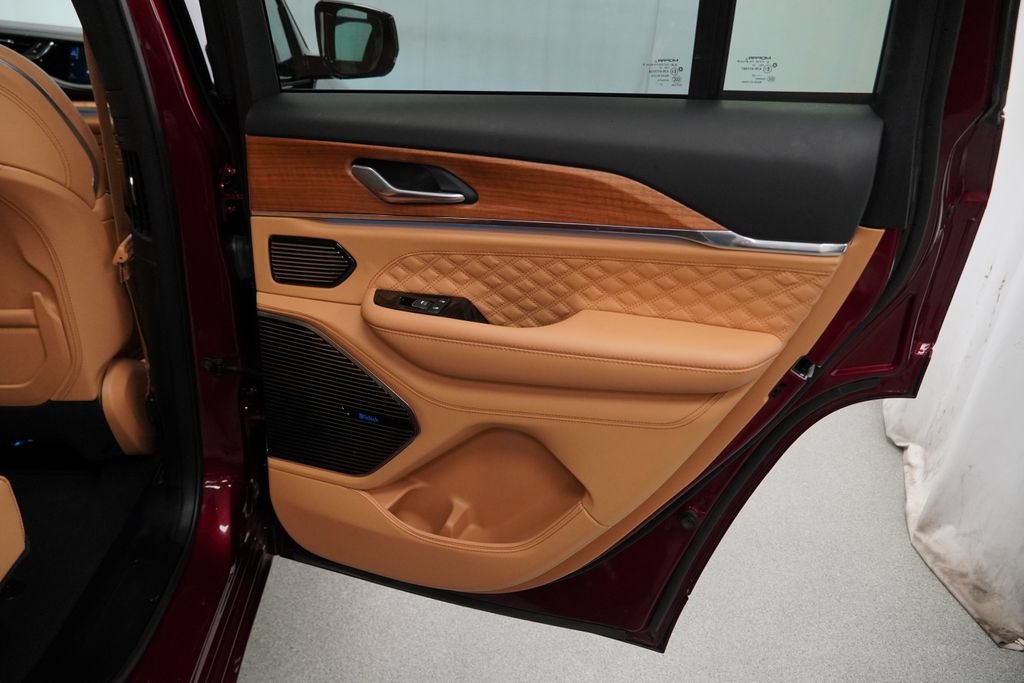 Certified 2025 Jeep Grand Cherokee Summit AWD/4WD image 40