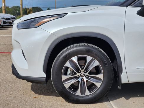 Used 2022 Toyota Highlander XLE AWD/4WD image 6