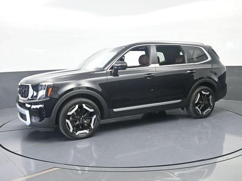 Used 2024 Kia Telluride EX w/ EX Captain's Chair Package FWD image 2