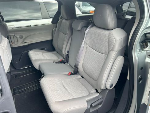 Used 2021 Toyota Sienna LE AWD/4WD image 19