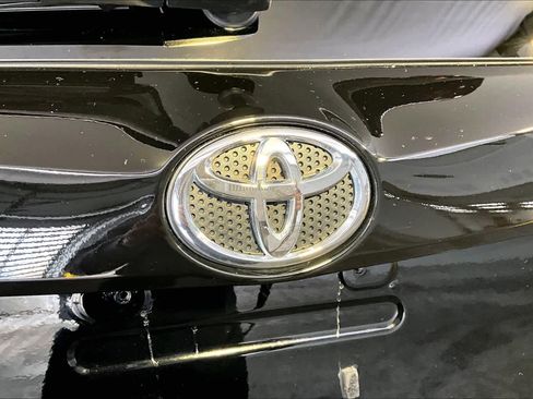 Used 2017 Toyota RAV4 XLE image 32