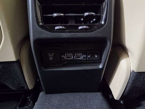 Used 2023 Jeep Grand Cherokee Limited w/ Luxury Tech Group II image 34