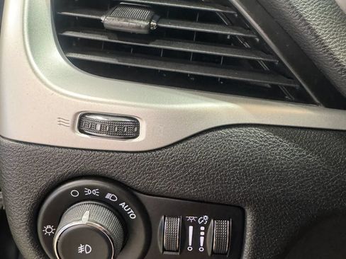 Used 2018 Jeep Cherokee Latitude Plus w/ Cold Weather Group AWD/4WD image 19