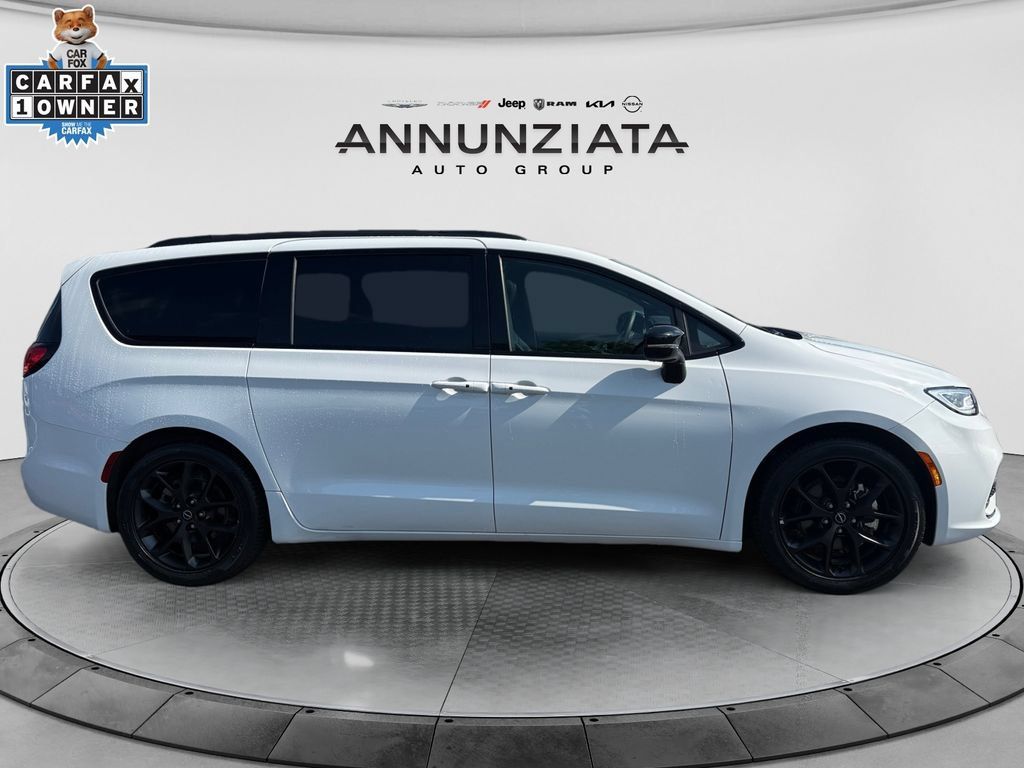 Used 2025 Chrysler Pacifica Limited FWD image 6