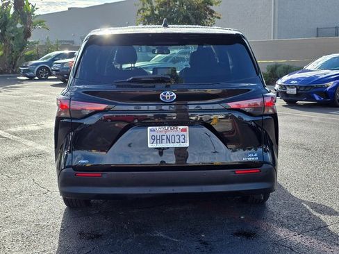 Used 2021 Toyota Sienna XLE image 6