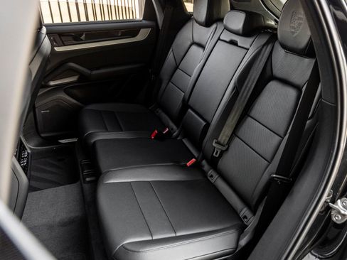 Certified 2025 Porsche Cayenne E-Hybrid AWD/4WD image 29