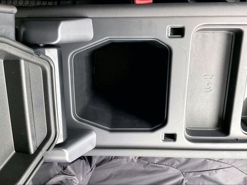 Used 2024 Land Rover Defender 110 S image 38