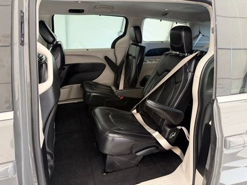 Used 2022 Chrysler Pacifica Touring-L FWD image 18