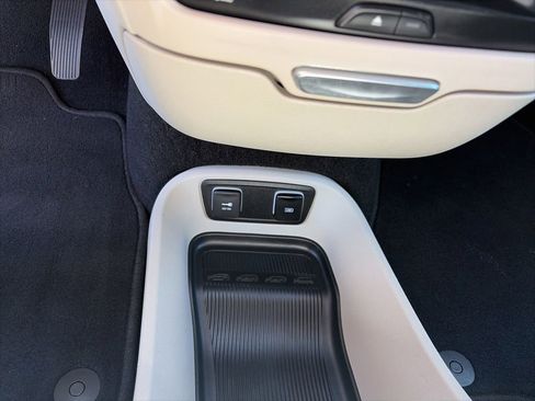 Used 2019 Chrysler Pacifica Limited w/ Tire & Wheel Group FWD image 28