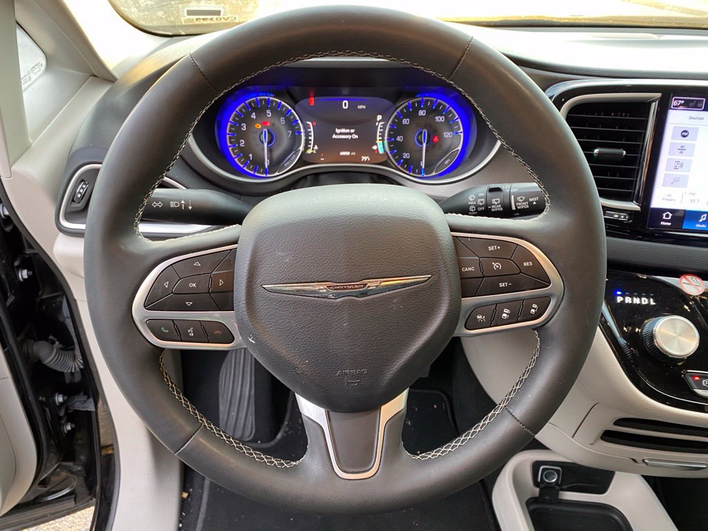 Used 2024 Chrysler Pacifica Touring-L FWD image 6