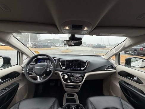 Used 2024 Chrysler Pacifica Touring-L image 12