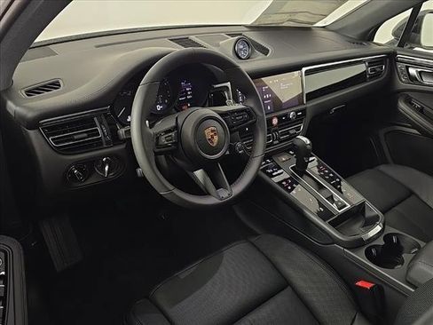 Certified 2025 Porsche Macan Turbo image 4
