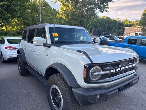 Used 2023 Ford Bronco Outer Banks w/ Sasquatch Package AWD/4WD image 1