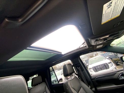 Used 2023 GMC Yukon SLT w/ SLT Premium Package image 19