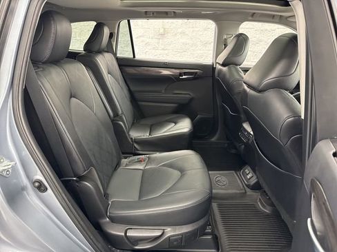 Used 2023 Toyota Highlander Platinum image 45
