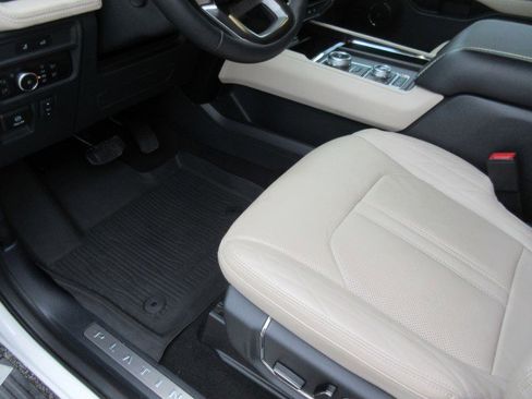 Used 2024 Ford Expedition Platinum image 15