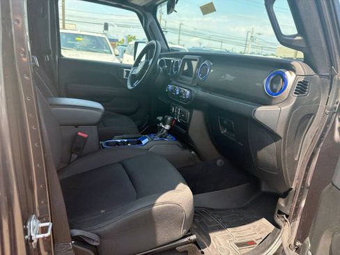 Used 2019 Jeep Wrangler Unlimited Sahara AWD/4WD image 15