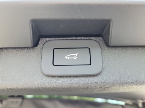 Used 2025 Land Rover Discovery S image 14