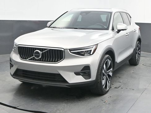 Certified 2025 Volvo XC40 B5 Plus image 3