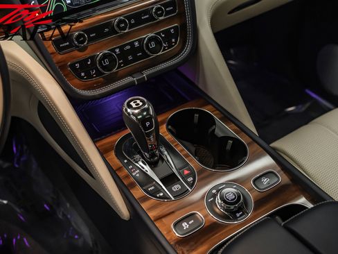 Used 2021 Bentley Bentayga image 41