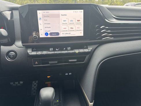 Used 2025 Toyota Camry SE image 6