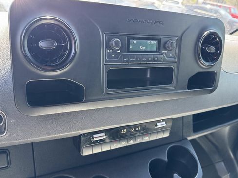 Used 2022 Mercedes-Benz Sprinter 2500 image 28